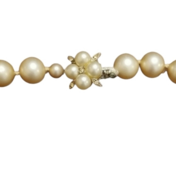 VINTAGE 1950S FAUX PEARL NECKLACE WITH ORNATE CLOSURE - Picture 2 of 3